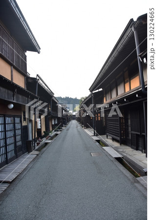 日本の岐阜県　高山市の古い町並　歴史を感じさせる古民家　春の高山祭期間中の朝の様子 130224665