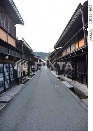 日本の岐阜県　高山市の古い町並　歴史を感じさせる古民家　春の高山祭期間中の朝の様子 130224666