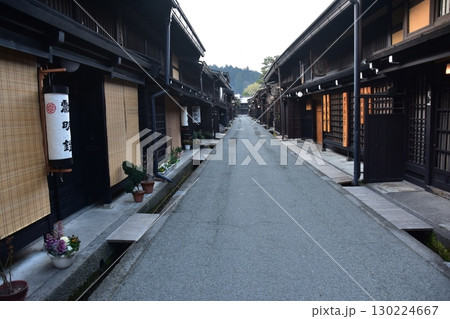 日本の岐阜県　高山市の古い町並　歴史を感じさせる古民家　春の高山祭期間中の朝の様子 130224667
