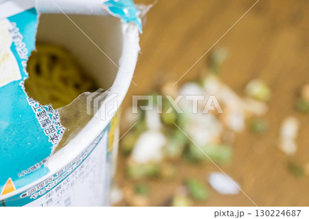 【食害】ネズミにかじられたカップ麺 【食害】ネズミにかじられたカップ麺 130224687