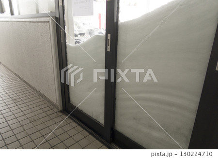 雪でふさがったドア 雪でふさがったドア 130224710