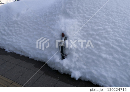 雪に埋まる自転車 130224713