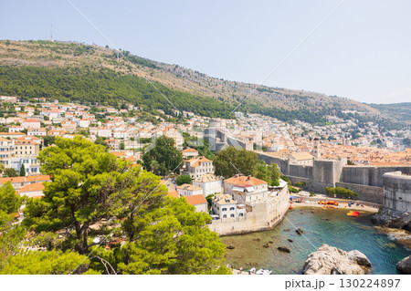 ヨーロッパ、クロアチアのドゥブロヴニクの旧市街の景色 130224897
