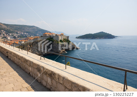 ヨーロッパ、クロアチアのドゥブロヴニクの城壁からの風景 ヨーロッパ、クロアチアのドゥブロヴニクの城壁からの風景 130225227