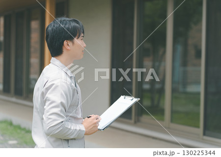 屋外で調査・点検をする業者 屋外で調査・点検をする業者 130225344