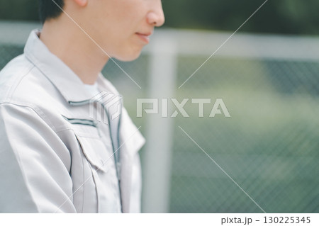 屋外で調査・点検をする業者 130225345