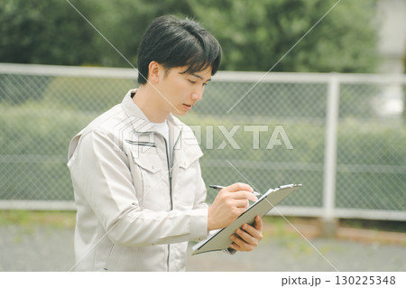 屋外で調査・点検をする業者 130225348