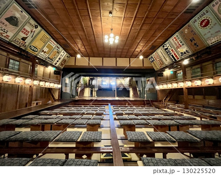 映画「国宝」の撮影現場 観客席からみた出石永楽館 映画「国宝」の撮影現場 観客席からみた出石永楽館 130225520