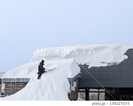 屋根の雪下ろし 屋根の雪下ろし 130225555
