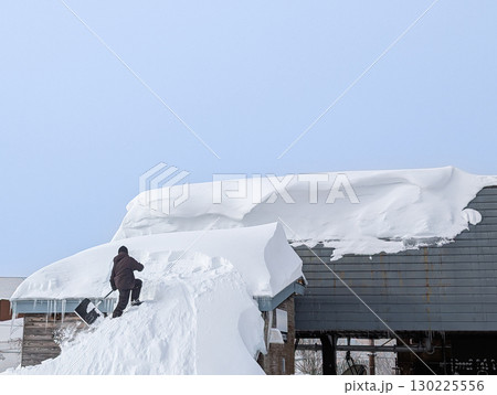 屋根の雪下ろし 屋根の雪下ろし 130225556
