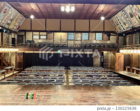 映画「国宝」の撮影現場 セリから見た出石永楽館 映画「国宝」の撮影現場 セリから見た出石永楽館 130225636