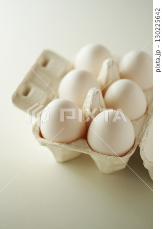 紙の容器に入った半ダースの卵(白玉) 130225642