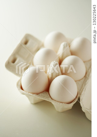 紙の容器に入った半ダースの卵(白玉) 130225643