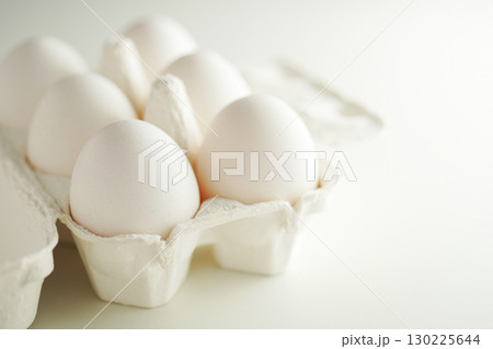 紙の容器に入った半ダースの卵(白玉) 紙の容器に入った半ダースの卵(白玉) 130225644