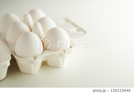 紙の容器に入った半ダースの卵(白玉) 紙の容器に入った半ダースの卵(白玉) 130225646