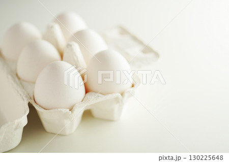紙の容器に入った半ダースの卵(白玉) 紙の容器に入った半ダースの卵(白玉) 130225648