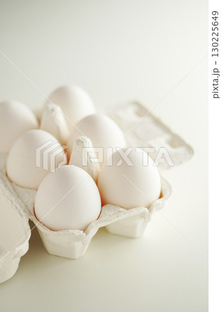 紙の容器に入った半ダースの卵(白玉) 紙の容器に入った半ダースの卵(白玉) 130225649