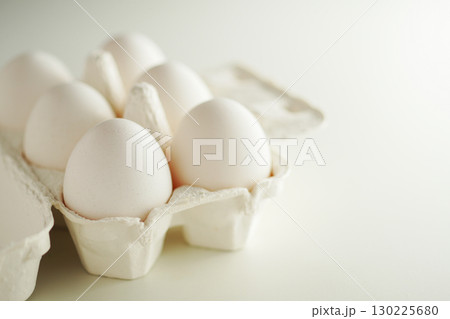 紙の容器に入った半ダースの卵(白玉) 紙の容器に入った半ダースの卵(白玉) 130225680
