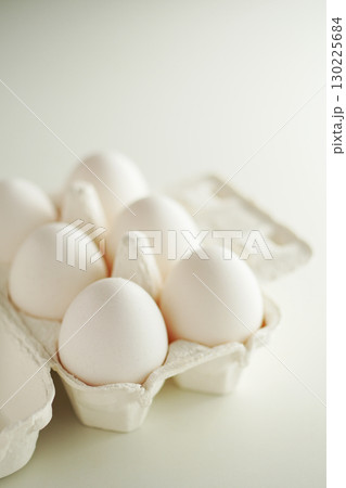 紙の容器に入った半ダースの卵(白玉) 紙の容器に入った半ダースの卵(白玉) 130225684