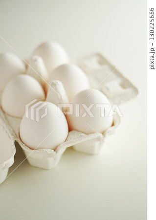 紙の容器に入った半ダースの卵(白玉) 130225686