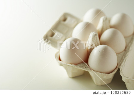 紙の容器に入った半ダースの卵(白玉) 紙の容器に入った半ダースの卵(白玉) 130225689