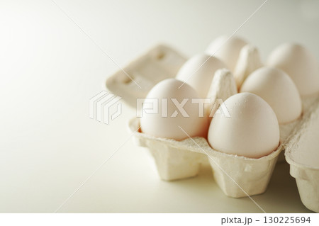 紙の容器に入った半ダースの卵(白玉) 紙の容器に入った半ダースの卵(白玉) 130225694