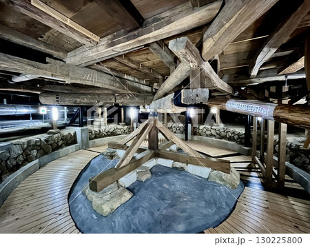 映画「国宝」の撮影現場　出石永楽館の回り舞台裏 130225800