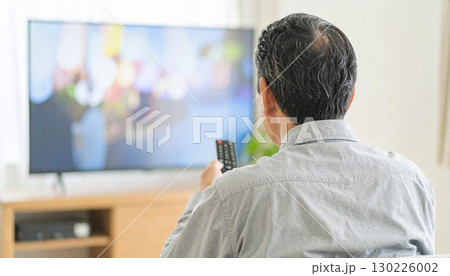 リビングルームでテレビを見るシニア男性の後ろ姿 130226002