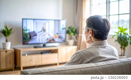 リビングルームでテレビを見るシニア男性の後ろ姿 130226003