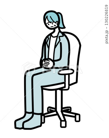 椅子に座ってお腹の上で手を組む女性会社員 椅子に座ってお腹の上で手を組む女性会社員 130226819