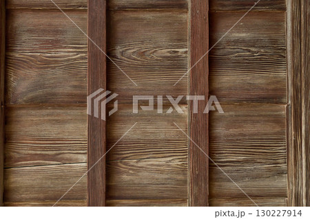 伝統的な日本建築の背景用素材。木目の凹凸が美しい杉板の外壁。 伝統的な日本建築の背景用素材。木目の凹凸が美しい杉板の外壁。 130227914