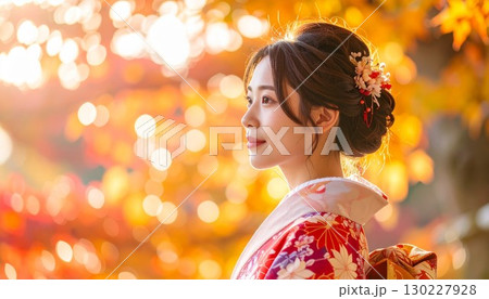 紅葉を眺める晴れ着姿の女性のポートレート 130227928