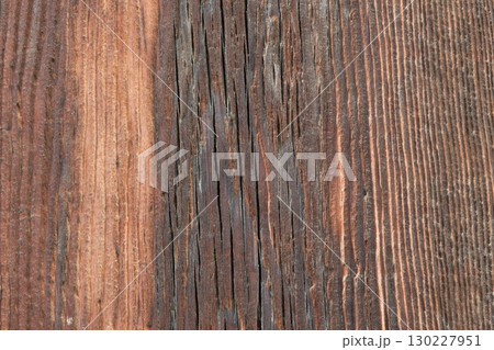 伝統的な日本建築の背景用素材。経年で風合いの出た焼杉の外壁。 130227951