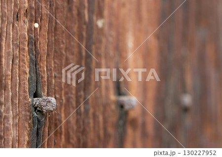 伝統的な日本建築の背景用素材。経年で風合いの出た焼杉の外壁。 130227952