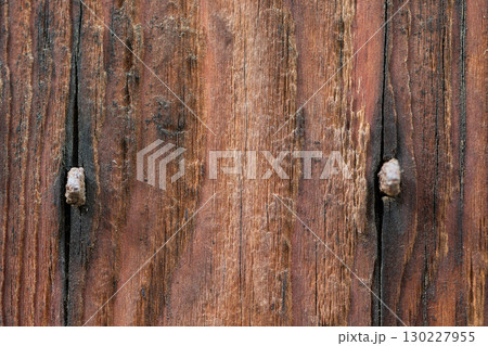 伝統的な日本建築の背景用素材。経年で風合いの出た焼杉の外壁。 伝統的な日本建築の背景用素材。経年で風合いの出た焼杉の外壁。 130227955