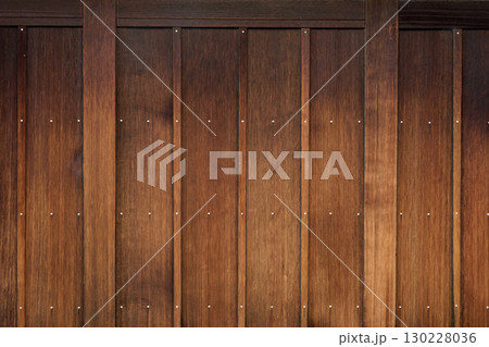 伝統的な日本建築の背景用素材。落ち着いた風合いの板壁のクローズアップ 130228036