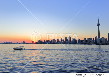 カナダ最大の都市トロントのサンセット 130228440