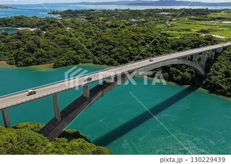ワルミ大橋とエメラルドグリーンの海(沖縄) ワルミ大橋とエメラルドグリーンの海(沖縄) 130229439