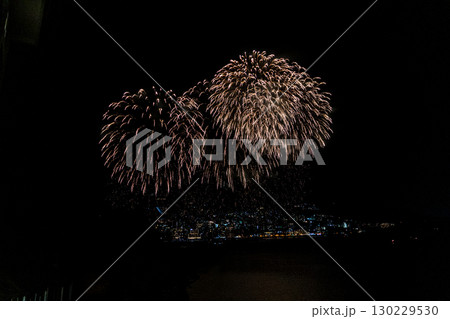 熱海のビーチで一年を通して行われる、花火大会の風景 130229530