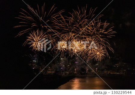 熱海のビーチで一年を通して行われる、花火大会の風景 130229544