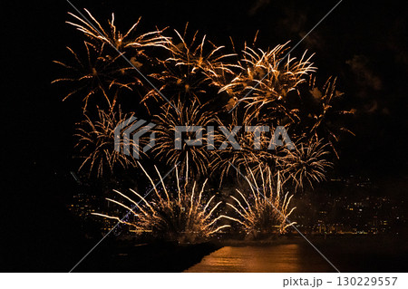 熱海のビーチで一年を通して行われる、花火大会の風景 130229557