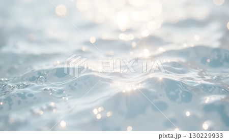 光を反射する美しい水面と淡いブルーの清涼背景 130229933