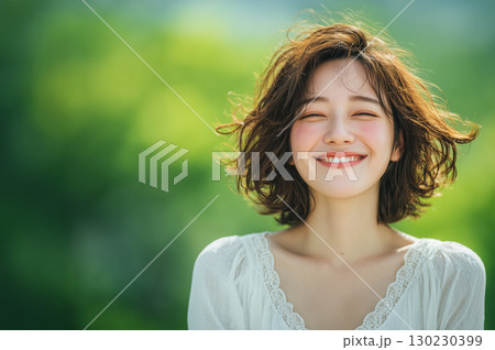 自然の中で笑顔を見せる若い日本人女性の爽やかなポートレート 130230399