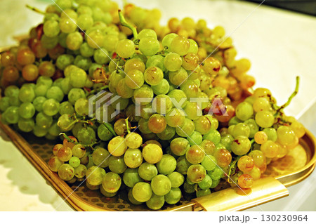 Fresh and vibrant grapes , showcasing a mix of colors. Perfect for healthy eating and fruit imagery. 130230964
