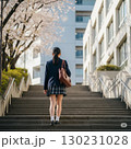 学校の階段を歩く制服の女子高生 130231028