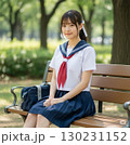 公園のベンチで椅子に座る女子高生 130231152