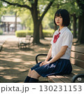 ベンチに座る女子高生 130231153