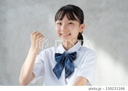 ガッツポーズをする笑顔の女子学生 ガッツポーズをする笑顔の女子学生 130231166