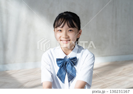 制服姿で微笑む女子学生のポートレート 制服姿で微笑む女子学生のポートレート 130231167