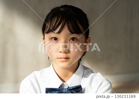 真剣な表情で見つめる女子学生のアップ 130231169